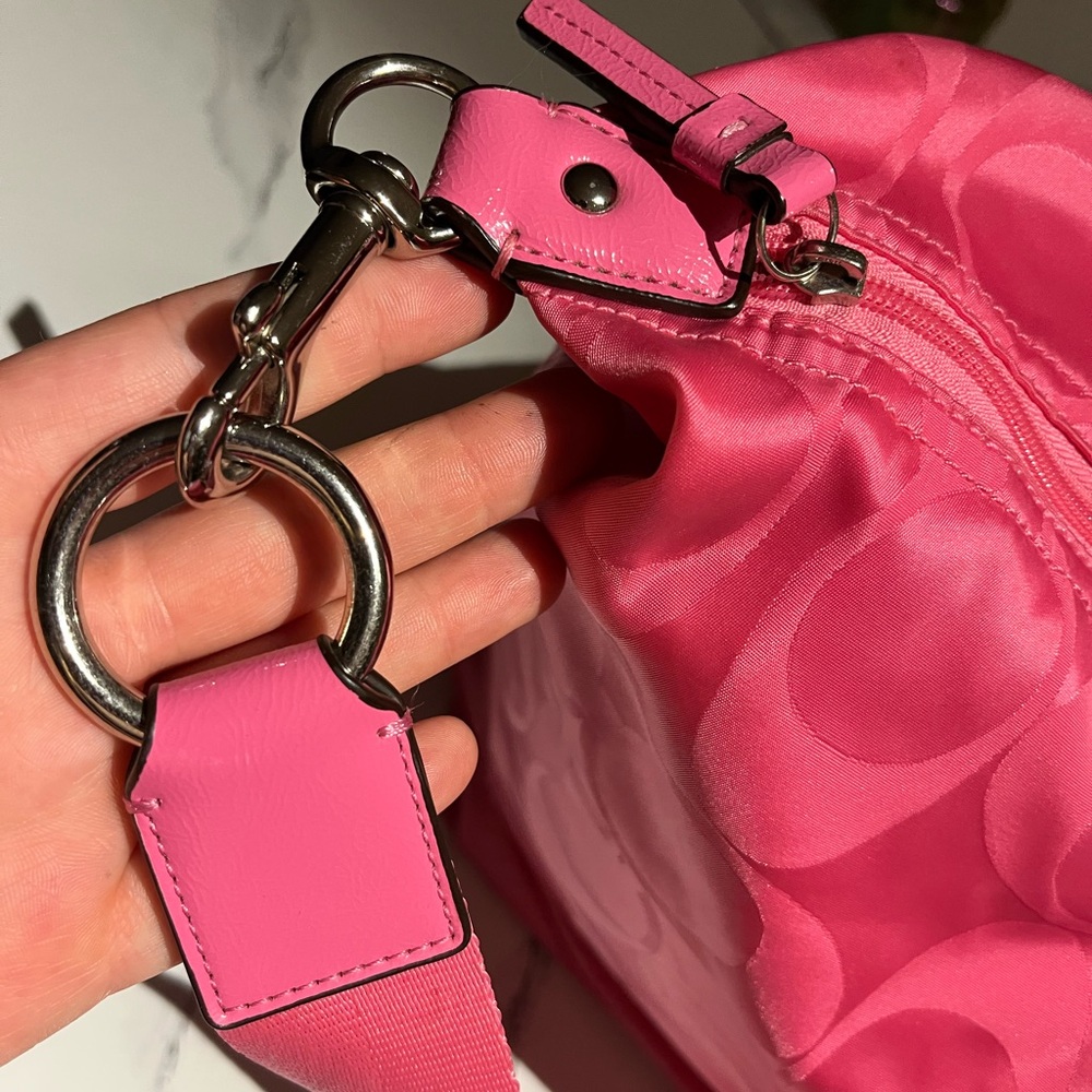 Coach Getaway Pink Signature Nylon Duffle Bag F77469 w/ Strap & Hangtag - Picture 5 of 10